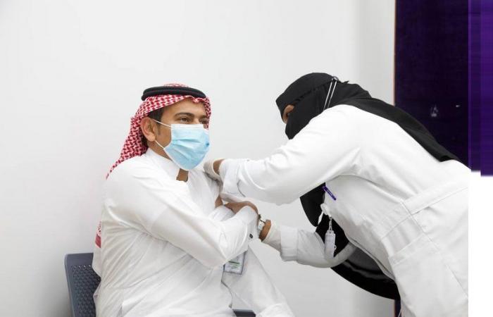 10 غرف تطعيم.. تدشّن مركز لقاح "كورونا" لمنسوبي "سعود الطبية"