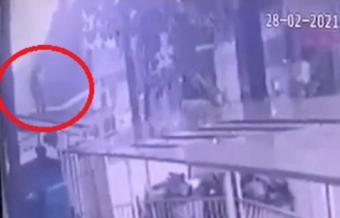 فيديو.. تصرف شجاع لرجل يُنقذ طفلة أثناء سقوطها من الطابق الـ12