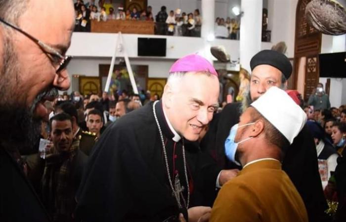 بالورود والطبل.. مسلمون وأقباط يستقبلون سفير الفاتيكان بالمنيا