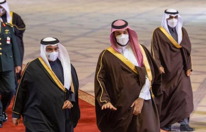 ولي العهد وولي عهد البحرين يستعرضان العلاقات الوثيقة بين البلدين الشقيقين