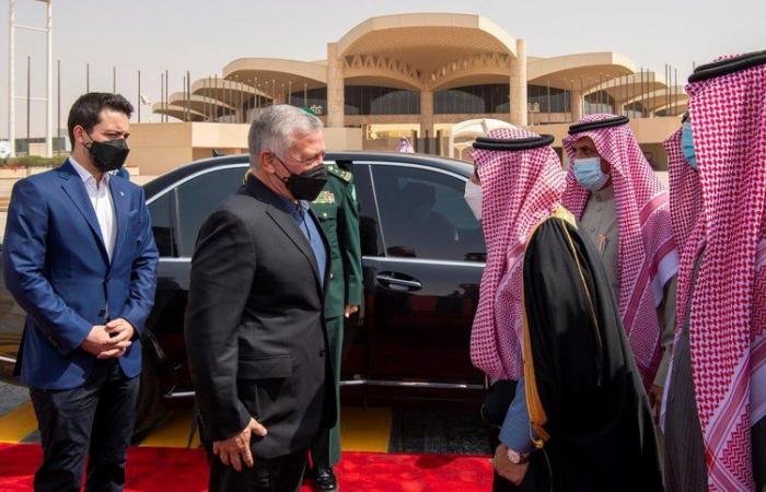 ملك الأردن يغادر الرياض وأمير المنطقة في وداعه