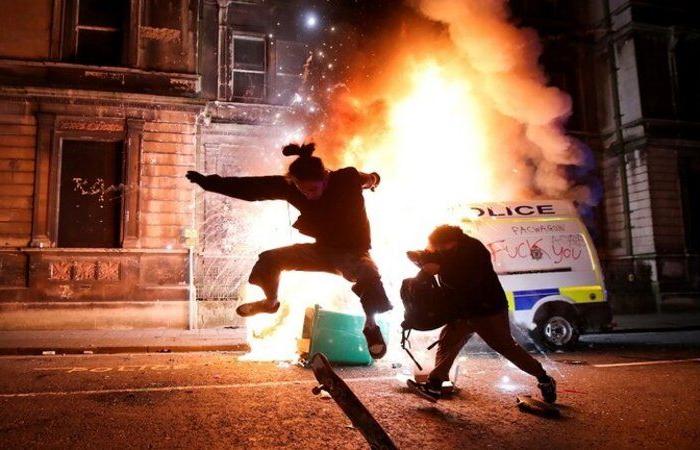 بريطانيا.. إصابات بين رجال الشرطة إثر احتجاجات عنيفة في "بريستول"