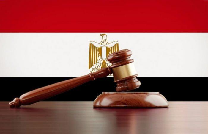 واقعة غير مسبوقة.. قاض مصري يصدر حكماً ضد نفسه بسبب رنين هاتفه
