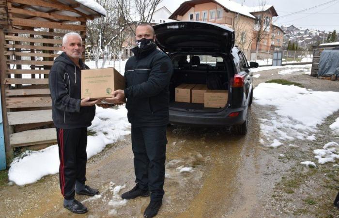 شاهد.. توزيع 8 أطنان تمور "هدية الملك سلمان" لمسلمي البوسنة