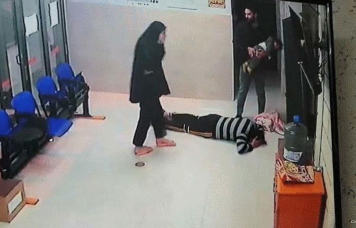 أبوها يقبّل قدمَي الطبيب.. فيديو يحبس الأنفاس لإنقاذ طفلة مختنقة