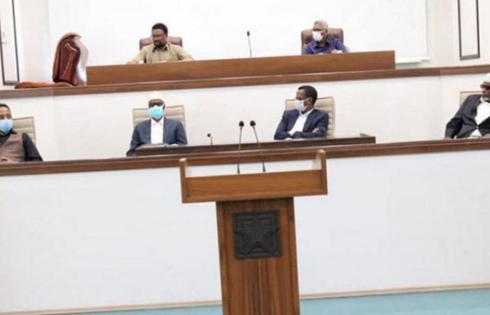 مدير شرطة العاصمة الصومالية يمنع جلسة برلمانية لتمديد ولاية رئيس البلاد