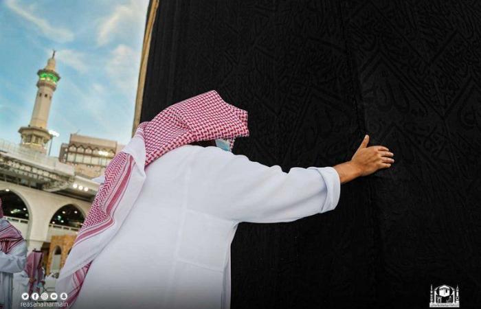 في أول أيام رمضان.. شاهد السديس يُطيّب الكعبة المشرفة بأفخر أنواع العود