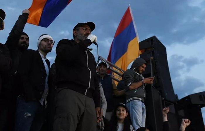 "رئيس وزراء أرمينيا" يسمي "بوتين" رئيساً لفرنسا في خطاب بالبرلمان