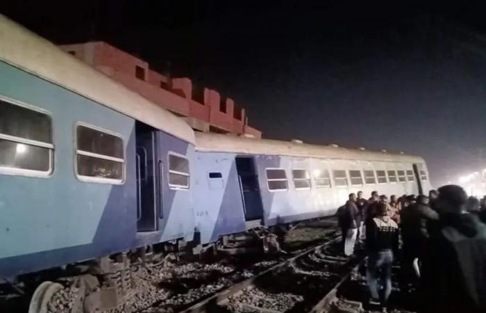 فيديو.. رعب الركاب لحظة خروج قطار عن القضبان في مصر