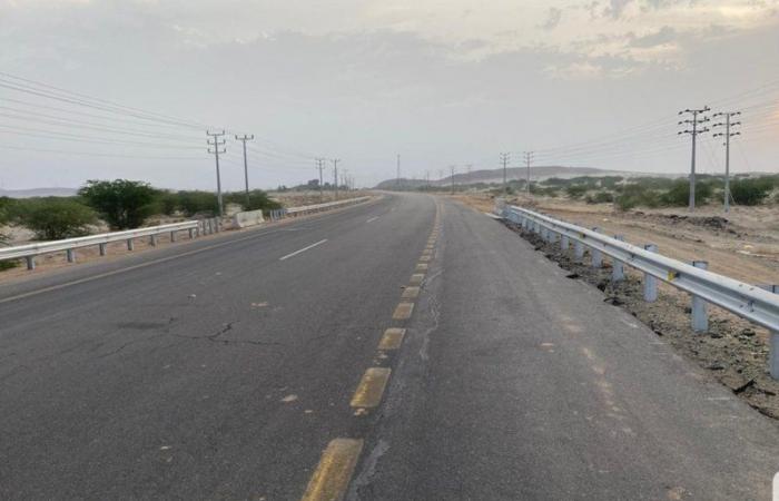مطالبات التوسع تتجدد.. مشروع طريق "غميقة - الليث" ينتهي بسياج حديدي