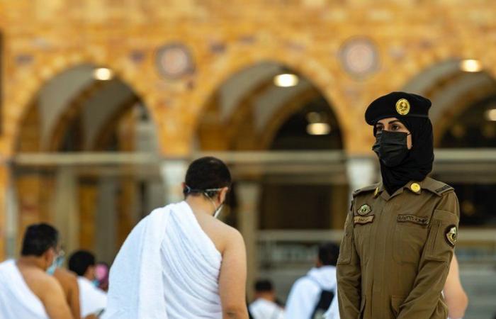 صور من الميدان.. رجال وموظفات الأمن يؤدون مهامهم بالحرم المكي