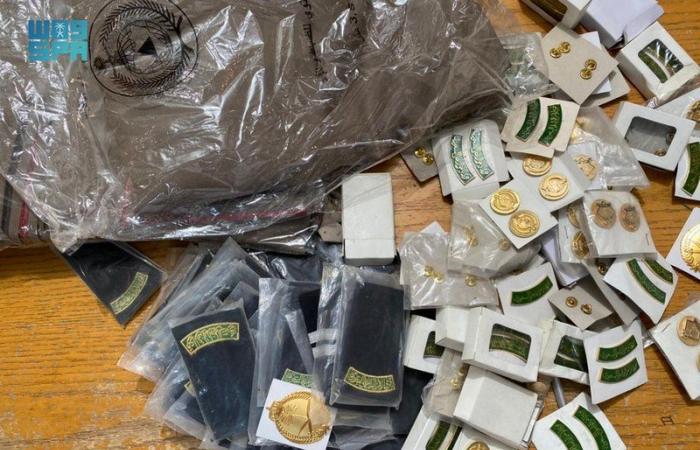 ضَبْط 800 قطعة من الأنواط والرُّتب والشعارات العسكرية المخالفة في الدوادمي