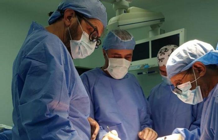 في عملية جراحية معقدة.. إنقاذ طفل حديث الولادة من انسداد الأمعاء وقنوات الكبد