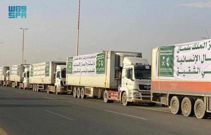 عبور 26 شاحنة منفذ الوديعة متوجهة لمحافظات يمنية وتوزيع سلال غذائية رمضانية بعدن