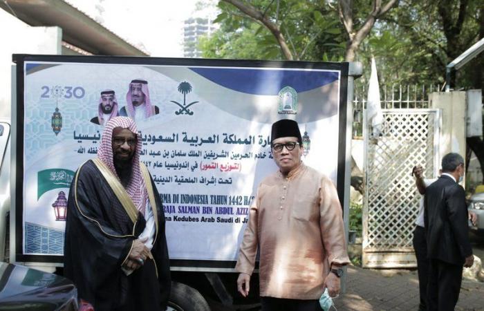 "الشؤون الإسلامية" توزِّع 1750 سلة غذائية رمضانية من برنامج الملك سلمان في إندونيسيا