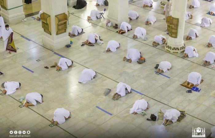 شاهد.. المصلون يؤدون تراويح ليلة 15 من رمضان وسط إجراءات صحية مكثّفة