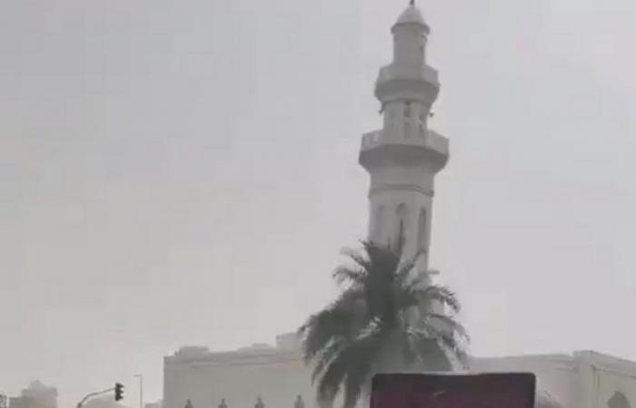 أمطار مكة الغزيرة ترفع منسوب المياه وتأخر التصريف يغرق الشوارع