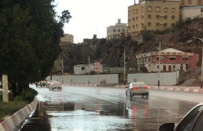 الباحة.. أمطار وضباب يغلقان عقبة طريق الملك خالد
