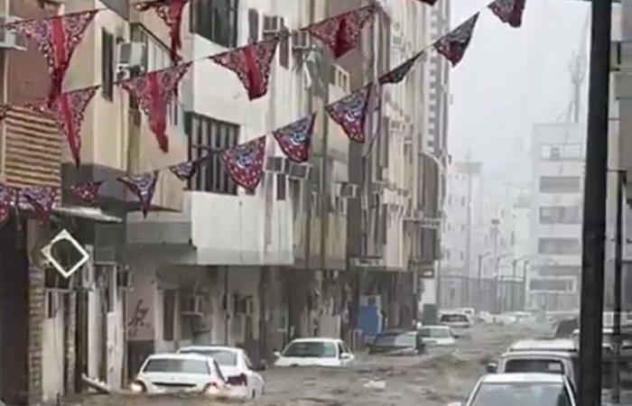 أمطار مكة الغزيرة ترفع منسوب المياه وتأخر التصريف يغرق الشوارع