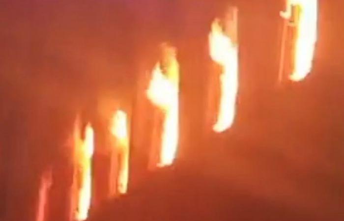 بالفيديو.. حريق ضخم في كنيسة بالعاصمة المصرية