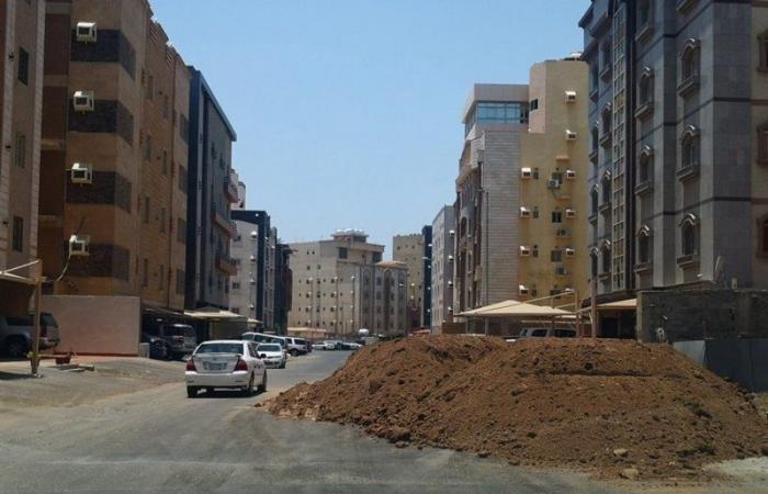 مقاول في "واحة جدة" يترك أكوامًا من التراب وسط الطريق