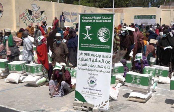 عطاءات السعودية.. تواصل توزيع السلال الغذائية الرمضانية في الصومال والتمور لغانا