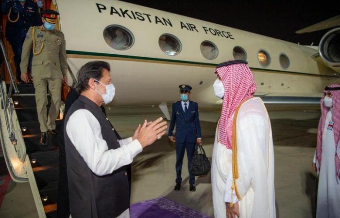 سمو ولي العهد في مقدمة مستقبلي دولة رئيس وزراء باكستان لدى وصوله المملكة