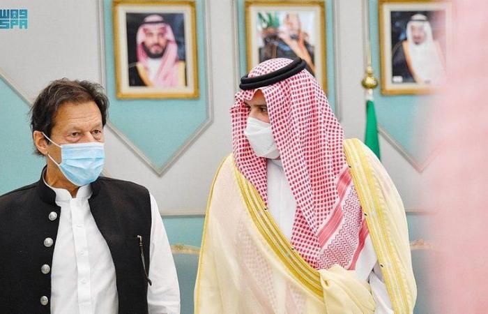 رئيس وزراء باكستان يصل إلى المدينة المنورة
