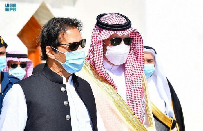 رئيس وزراء باكستان يصل إلى المدينة المنورة
