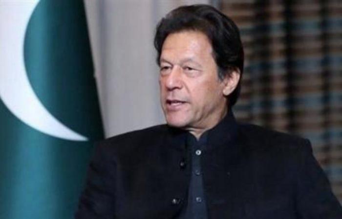 رئيس وزراء باكستان يؤدي مناسك العمرة