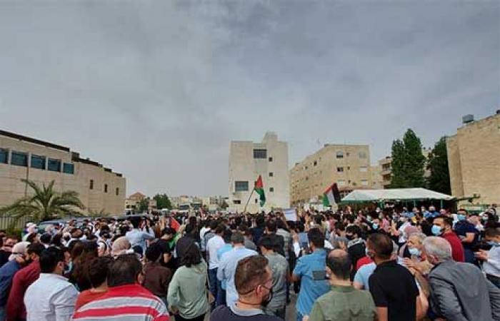 عمان : وقفة احتجاجية قرب السفارة الاسرائيلية تطالب بطرد السفير .. بالفيديو