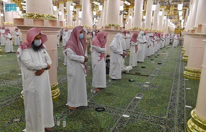 شاهد.. جموع المصلين يؤدون صلاة القيام ليلة 27 في المسجد النبوي