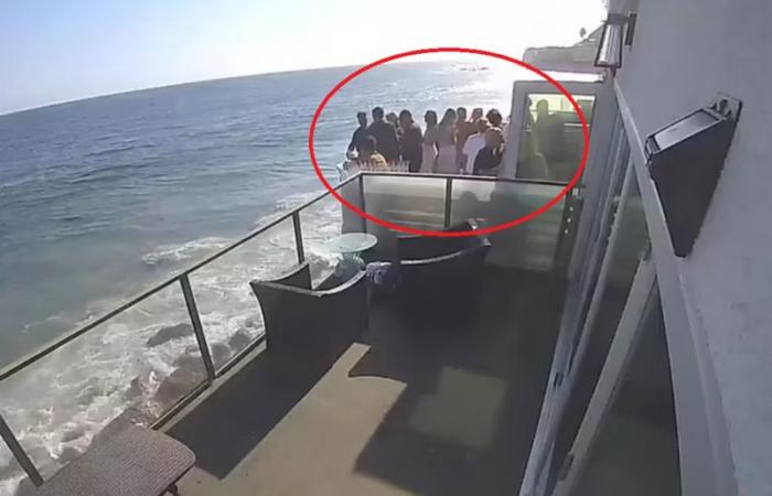 فيديو مرعب.. شاهد ما حدث لـ15 شخصًا في بلكونة على المحيط