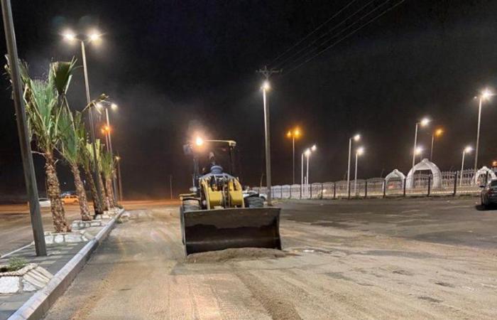 بلدية بلقرن تزيل آثار الأمطار التي هطلت على المحافظة