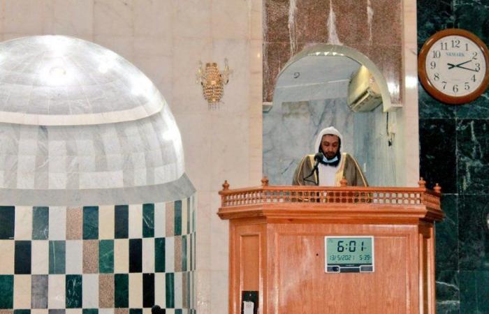 وسط إجراءات احتزازية.. محافظ صامطة يؤدي صلاة العيد بجامع العليا