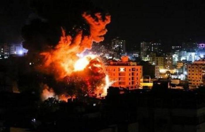 طائرات الاحتلال الإسرائيلي تقصف برج الجلاء السكني وسط مدينة غزة