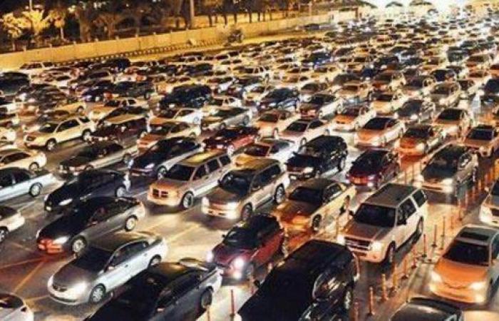 شاهد .. زحام السيارات على جسر الملك فهد مع ساعة الصفر لبدء السماح لسفر المواطنين للبحرين