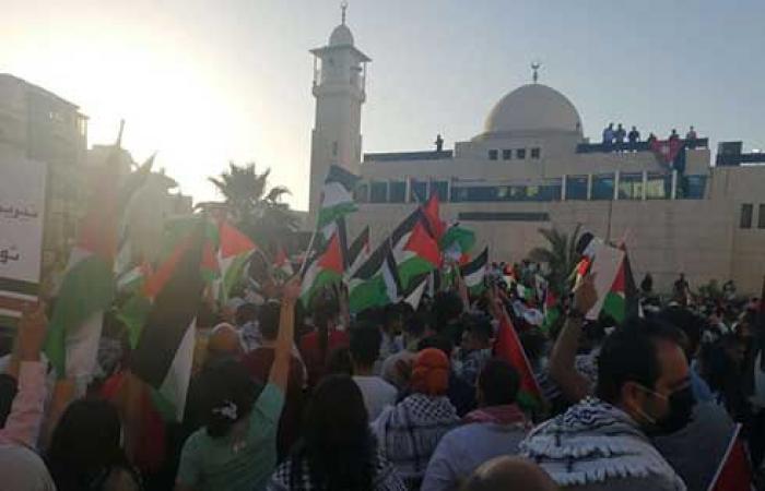 الاردن : وقفة احتجاجية قرب سفارة الاحتلال تطالب بطرد السفير الصهيوني .. صور