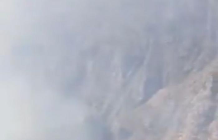 "الدفاع المدني" يكافح حريقًا بإحدى الغابات في شمال النماص
