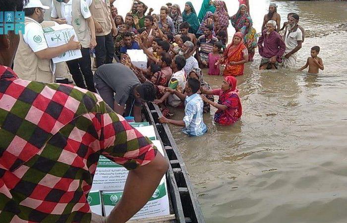 بالصور.. 107 أطنان من السلال الغذائية مساعدات عاجلة لمتضرري الفيضانات في بنجلاديش