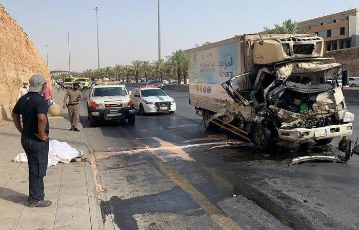 حادث تصادم بين حافلة نقل ركاب وشاحنة يخلف 12 إصابة في الرياض