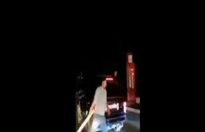 مواطنون يقطعون الطرقات في عدد من المناطق احتجاجا على قرار مصرف لبنان .. بالفيديو