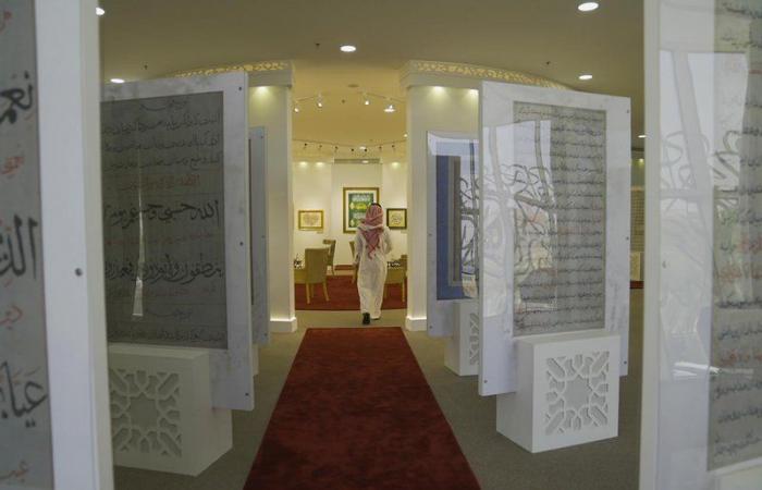 شاهد.. معرض الخط بمكتبة "عبدالعزيز العامة" يواصل فعالياته الفنية والتثقيفية