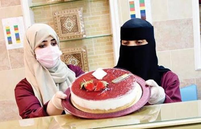 سعوديات يقتحمن سوق الحلويات