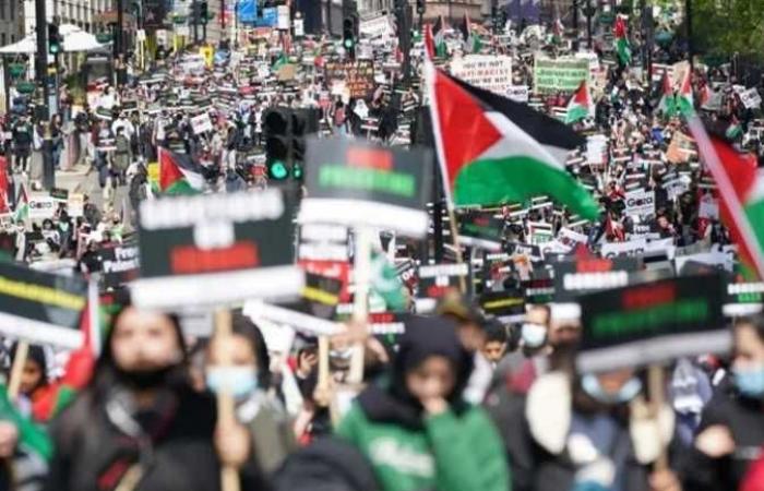 الآلاف يتظاهرون أمام مقر الحكومة البريطانية دعماً للفلسطينيين