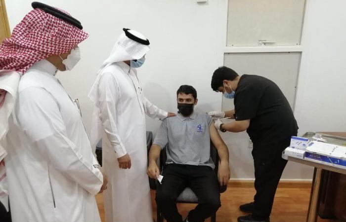 "الحفظي" يدشن حملة تطعيم ضد كورونا بالتعاون مع "صحة عسير"