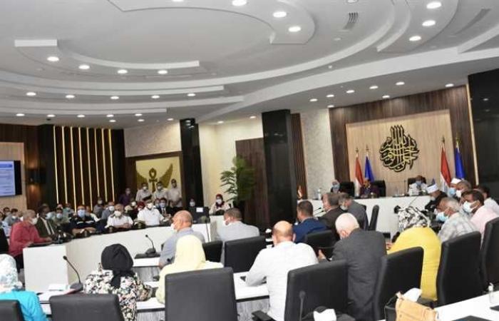 محافظ أسوان يستعرض مشكلات المواطنين خلال اجتماع المجلس التنفيذي