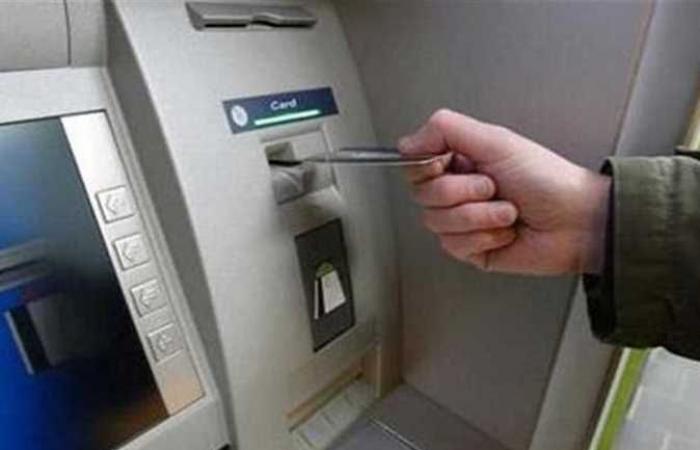 رسوم السحب والاستعلام عن الرصيد عبر ماكينات ATM .. موعدها وقيمتها في البنوك المحلية