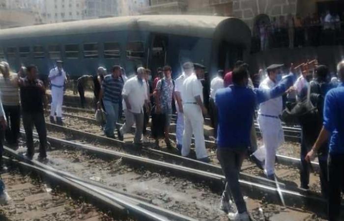 وقوع إحدى عربات قطار القاهرة المميز من على القضبان بمحطة مصر بالإسكندرية