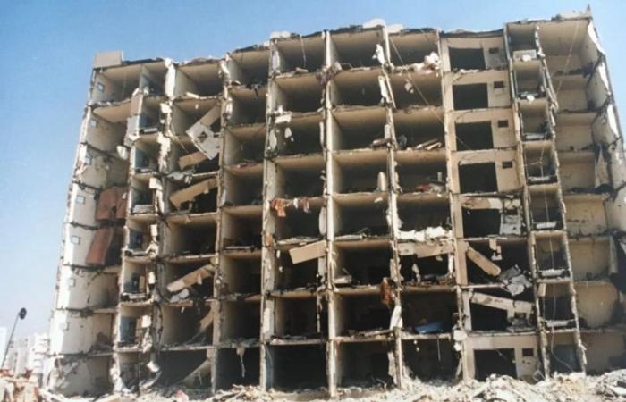 البداية بمسجد في سوريا.. مسؤول أمريكي يكشف معلومات جديدة حول تفجيرات الخُبر